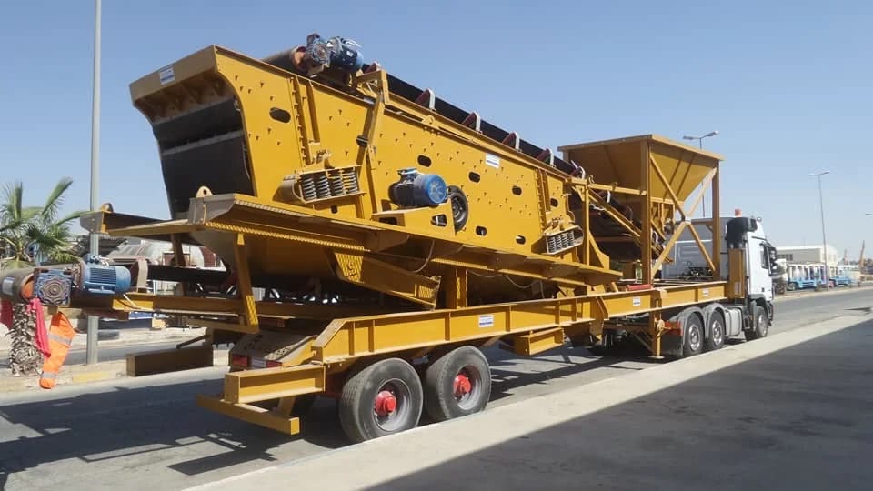 غربال ومغذٍ مثبتان على مقطورة لنقل المعدات